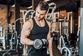 筋トレで太い「腕」を手に入れるためのメニューとポイントを紹介