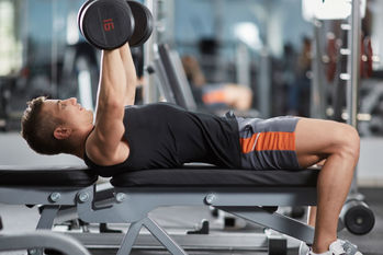 ベンチプレスとダンベルプレス、筋トレ効果の違いは？特徴やメリットなどを紹介