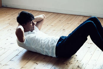 自宅でできる腹筋トレーニング5選　忙しい会社員が知っておきたい筋トレは？