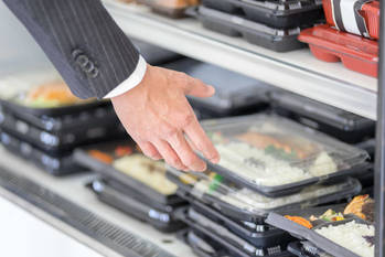 男性会社員の平均ランチ代は？何を食べる？子育で世代のランチ事情をランキングで紹介