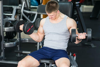 反動を使う筋トレ「チーティング法」とは？やり方のポイントと注意点を紹介