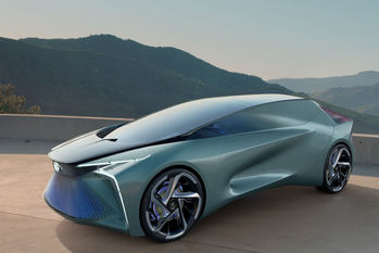 レクサスの未来の象徴「LF-30 Electrified」　高級EV車が当たり前の時代の戦略は？