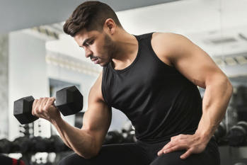 逞しい上腕二頭筋を作るPOF筋トレメニューを紹介　トレーニーが注目するトレーニング方法とは？