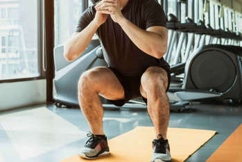 自宅でできる脚の自重筋トレメニュー5選　スクワット、サイドランジなど効果、筋肉の構造なども紹介