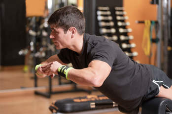 自宅でできる背中の自重筋トレメニュー3選　種目の効果や背中の筋肉構造・鍛えるメリットなども解説