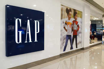 GAPの純利益がほぼ半減！業績不振でCEOも退任　株価下落で創業家ピンチか