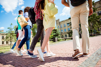 なぜ、米国で「クレジットカード離れ」に歯止めがかからないのか？　「ローン残高」が一段と伸び悩む理由とは