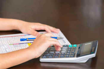 個人年金保険の年金受け取り時には確定申告が必要！どんな税金がかかる？確定申告が不要なケースは？