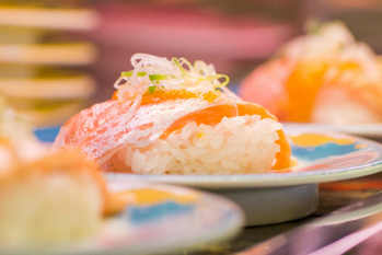 回転寿司市場に暗雲！？「スシロー」など大手チェーン店の生存戦略とは？