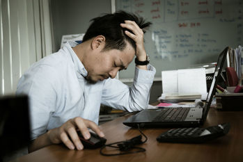 職場で他人を一番イラつかせる行動トップ3！「電話に出ない」「ため息」と何？