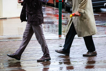 雨・雪の日も「革靴」は必須、水に弱く滑りやすいレザーの短所を克服する