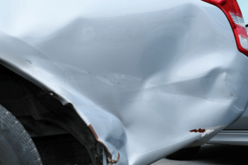 自宅で思わぬ車両事故！社用のシェアカーのボディがへこみメンタルもへこんだ私の教訓…