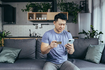 ある日突然クレジットカード会社から不正利用のお知らせが届き…実害はなくても手続きが面倒で