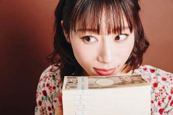 突然高級ブランドづくめで派手になったママ友の秘密…宝くじ大金当選で彼女が失ったもの