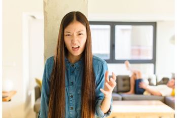 嫉妬深い同僚、男性と仲良くする女性社員をいじめて退職に追い込む。最後は上司と不倫で総スカン