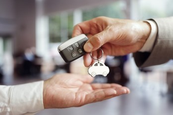 カーシェアvsレンタカー、どっちを利用すべき？料金比較してみたら意外な結果に…