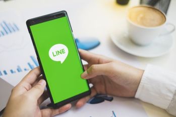 「LINE」は無料なのになぜ儲かっている？収益源は