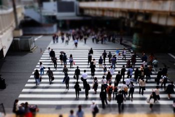 なぜ日本人は貧乏でもストライキをしないのか