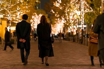 夜勤中の男女…こっそり見に行くと2人が抱き合ってキス…激しい怒り