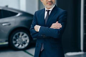 なぜ経営者は新車の高級車より「4年落ちの中古車」を買うのか？