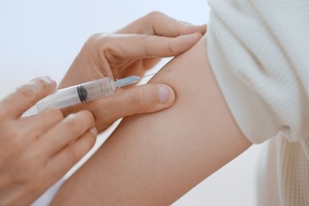 「コロナワクチン４回目接種」4割が打たない予定