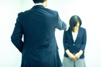 毎日奢ってもらって脱出！？パワハラ上司とその対策エピソード