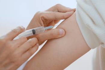 3回目のワクチン接種、8割以上が副反応…その中でも最も辛かった症状は？