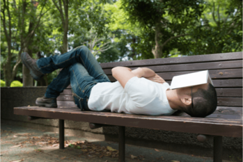 二日酔い商談で500万円が水の泡に...にも関わらず公園で昼寝でサボり..？