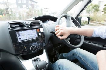 クルマに積んでおかないと違反になるもの6つ