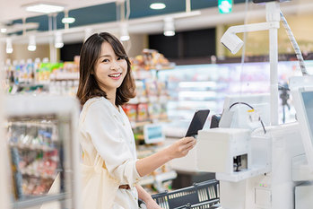 近所のスーパーの買い物が超お得に！系列クレカで日常品を買うだけで効率よくポイントをためている30代女性のポイ活術