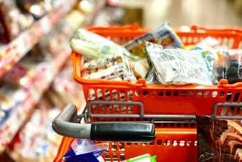 タイムセール品を大量にカゴに…買うのかと思いきやただの吟味…スーパーの買い物中に「イラっ」としたこと5選