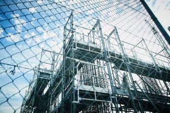 日々安全管理を徹底しているものの...誘導がずれ、配管がクレーンの下で大きく揺れ動き...