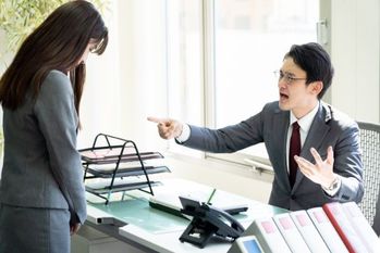 女性がドン引きした「仕事でのNGな振る舞い」3選