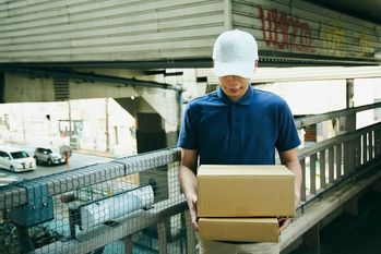 突然、職場に現れた寿司職人。「誤って作った商品を購入してくれ」安さに惹かれ買うものの中身はまさかの..