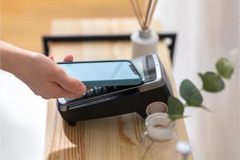 海外旅行で「スマホ決済」はできる？意外な落とし穴