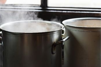 3歳児が学校の給食の鍋に落ち死亡