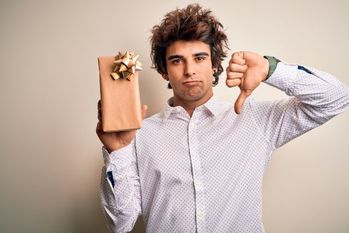 絶対言えない…「実は嬉しくなかった」妻や彼女からのプレゼント