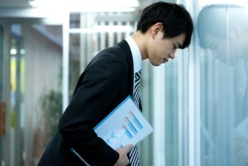 間違って飛び込んだ営業先がまさかの反社会的勢力…背筋が凍る！新入社員時代の「やっちまった」失敗エピソード5選