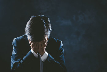 借金が積もりに積もって自己破産！ブラックリストに載って携帯電話の契約も一括払いに…