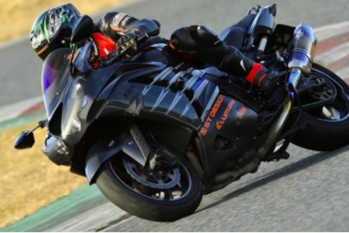 ギタリスト&YouTuberのバイク乗り田崎慎也がお気に入りの『KUSHITANI』を語り尽くす