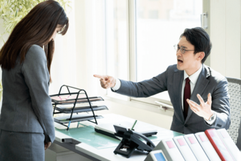 定時で帰っても残業しても怒る上司、職場パワハラエピソード