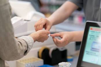 スーパーの現金払いは〇万円も損