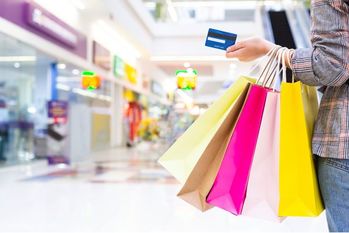 10％オフセールなのにお金がない...即日発行のクレジットカードのおかげでお得に買い物できた女性の話