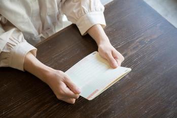 「紙の通帳」の意外なメリット。将来通帳はなくなるのか