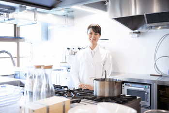 長時間の残業が続く病院勤務で転職を決意した40代女性の体験談！年収は620万円から420万に下がったけれど…