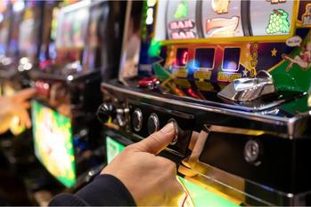 身内がギャンブル依存症と気づいたら…対処法と「やってはいけない」対応