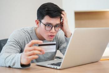 そのクレカ、使い続けてメリットある？