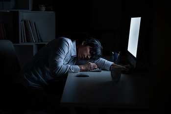 入社式で「残業代は出る」と何度も聞いていたのに…残業代どころではない悲惨すぎる現実