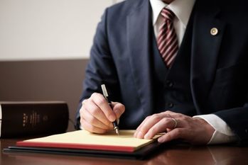 弁護士の平均年収は？