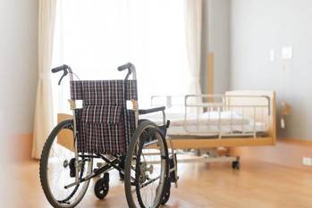 老人ホームを退去させられる3つのケース すぐ退去にならないための選び方は？
